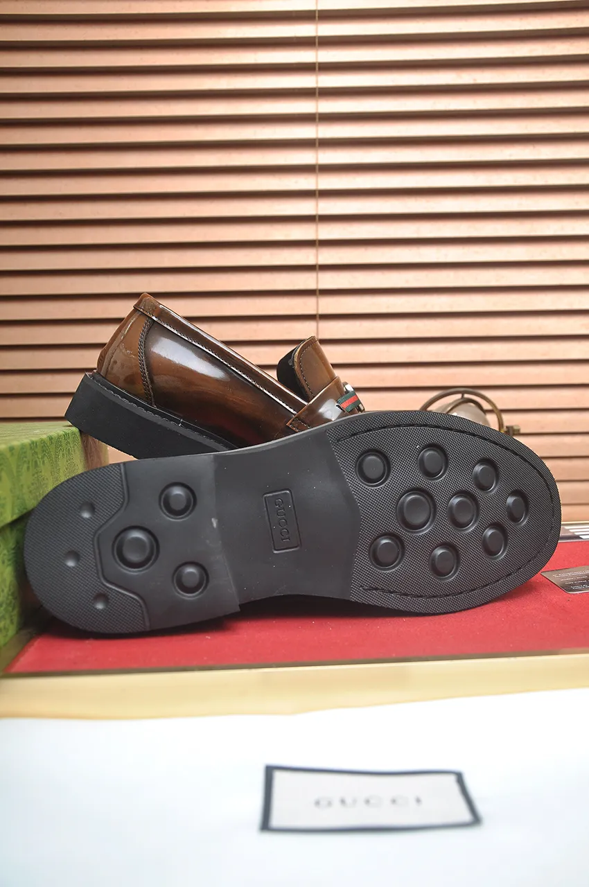 Men's shoes💰540💶Italy's top luxury men's shoe giant (GUCCI) (Gucci) (full cowhide lining) new arrival🍃Original European style🔰 Pleasant to the eye😍In order to make the shoes more durable and non-deformable🌀The production continues to follow traditional methods but there is still no lack of innovation💪Choose original sheepskin for the leather♻️ Smooth and natural And extra bright ⭐Made of imported cowhide, the first choice of rich people 38-45 (45 customized)